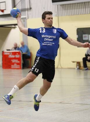 Germany Kelkheim Münster 09 12 2017 Handball Hessen District Oberliga Wiesbaden Frankfurt Season 2017 2018 TSG Münster II blue MSG Niederhofheim Sulzbach yellow v l Felix Biringer Münster Sport TSG Münster II MSG Niederhofheim Sulzbach