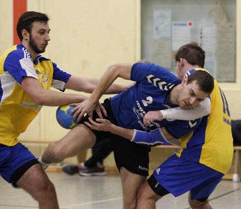 Germany Kelkheim Münster 09 12 2017 Handball Hessen District Oberliga Wiesbaden Frankfurt Season 2017 2018 TSG Münster II blue MSG Niederhofheim Sulzbach yellow v l Lukas Barth Sulzbach Stefan Mollath Munster Till Pfitzenreiter Sulzbach Sport TSG Munster II MSG Niederhofheim Sulzbach