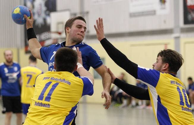 Germany Kelkheim Münster 09 12 2017 Handball Hessen District Oberliga Wiesbaden Frankfurt Season 2017 2018 TSG Münster II blue MSG Niederhofheim Sulzbach yellow v l Marco Hoß Sulzbach Fabian Frank Muenster Moritz Herweh Sulzbach Sport TSG Muenster II MSG Niederhofheim Sulzbach