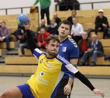 Germany Kelkheim Münster 09 12 2017 Handball Hessen District Oberliga Wiesbaden Frankfurt Season 2017 2018 TSG Münster II blue MSG Niederhofheim Sulzbach yellow v l Moritz Herweh Sulzbach Sport TSG Münster II MSG Niederhofheim Sulzbach