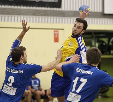 Germany Kelkheim Münster 09 12 2017 Handball Hessen District Oberliga Wiesbaden Frankfurt Season 2017 2018 TSG Münster II blue MSG Niederhofheim Sulzbach yellow v l Stefan Mollath Munster Lukas Barth Sulzbach Tim Schreiber Münster Sport TSG Münster II MSG Niederhofheim Sulzbach