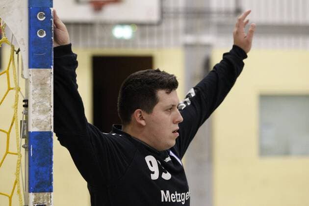 Germany Kelkheim Münster 09 12 2017 Handball Hessen District Oberliga Wiesbaden Frankfurt Season 2017 2018 TSG Münster II blue MSG Niederhofheim Sulzbach yellow v l Goalkeeper Patrick Seng Münster Sport TSG Münster II MSG Niederhofheim Sulzbach