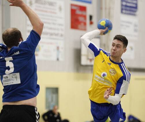 Germany Kelkheim Münster 09 12 2017 Handball Hessen District Oberliga Wiesbaden Frankfurt Season 2017 2018 TSG Münster II blue MSG Niederhofheim Sulzbach yellow v l Marc Zelser Muenster Timon Schana Sulzbach Sport TSG Muenster II MSG Niederhofheim Sulzbach