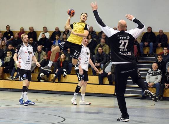 09 12 2017 xpsx Handball 3 Liga SG Brucköbel GSV Eintracht Baunatal v l Jonas Heuer Bruchköbel Constantin Paar Baunatal Bruchköbel Hessen Germany