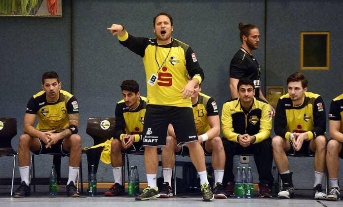 09 12 2017 xpsx Handball 3 Liga SG Brucköbel GSV Eintracht Baunatal v l Coach Tim Beckmann Bruchköbel Bruchköbel Hessen Germany