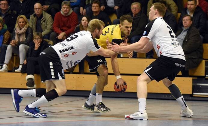 09 12 2017 xpsx Handball 3 Liga SG Brucköbel GSV Eintracht Baunatal v l Sven Vogel Baunatal Jonas Heuer Bruchköbel Niklas Willrich Baunatal Bruchköbel Hessen Germany