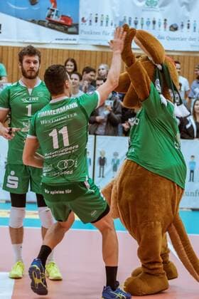 Cheers Mascot Netzino with Theo TIMMERMANN 11 Netzhoppers and hatch Thomas A HERR 1 Netzhoppers 09 12 2017 Netzhoppers SolWo Königspark KW Bestensee Berlin Recycling Volleys Volleyball Bundesliga League match Königs Wusterhausen Landkost Arena