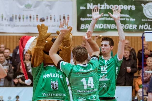 Rejoicing with Daniel HEINECKE 12 Netzhoppers Paul SPRUNG 14 Netzhoppers and mascots Netzino 09 12 2017 Netzhoppers SolWo Königspark KW Bestensee Berlin Recycling Volleys Volleyball Bundesliga League match Königs Wusterhausen Landkost Arena