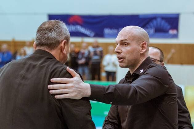 Welcome Mirko CULIC Coach Netzhoppers and Luke REYNOLDS Trainer Berlin Recycling Volleys right 09 12 2017 Netzhoppers SolWo Königspark KW Bestensee Berlin Recycling Volleys Volleyball Bundesliga League match Königs Wusterhausen Landkost Arena