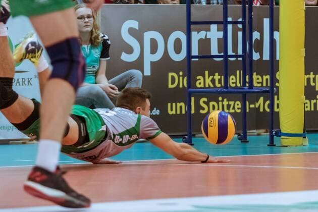 Defense Kamil RATAJCZAK 10 Netzhoppers 09 12 2017 Netzhoppers SolWo Königspark KW Bestensee Berlin Recycling Volleys Volleyball Bundesliga League match Königs Wusterhausen Landkost Arena