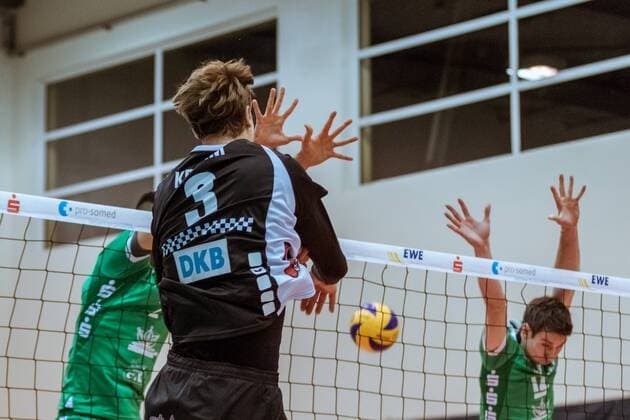 Attack Robert KROMM 3 Berlin Recycling Volleys 09 12 2017 Netzhoppers SolWo Königspark KW Bestensee Berlin Recycling Volleys Volleyball Bundesliga League match Königs Wusterhausen Landkost Arena