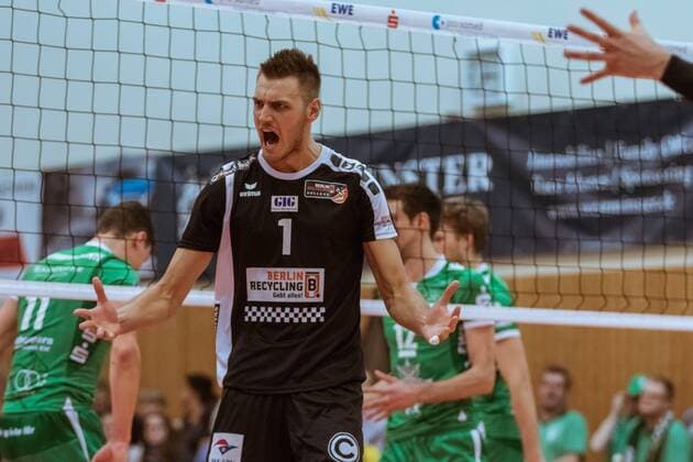 Cheers Aleksandar OKOLIC 1 Berlin Recycling Volleys 09 12 2017 Netzhoppers SolWo Königspark KW Bestensee Berlin Recycling Volleys Volleyball Bundesliga League match Königs Wusterhausen Landkost Arena