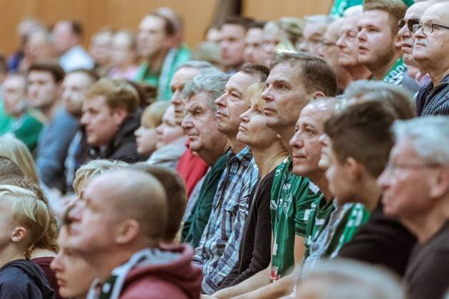 Viewers Netzhoppers SolWo Königspark KW 09 12 2017 Netzhoppers SolWo Königspark KW Bestensee Berlin Recycling Volleys Volleyball Bundesliga League match Königs Wusterhausen Landkost Arena