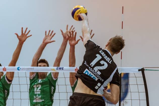 Attack Paul CARROLL 12 Berlin Recycling Volleys against Block Daniel HEINECKE 12 Netzhoppers 09 12 2017 Netzhoppers SolWo Königspark KW Bestensee Berlin Recycling Volleys Volleyball Bundesliga League match Königs Wusterhausen Landkost Arena