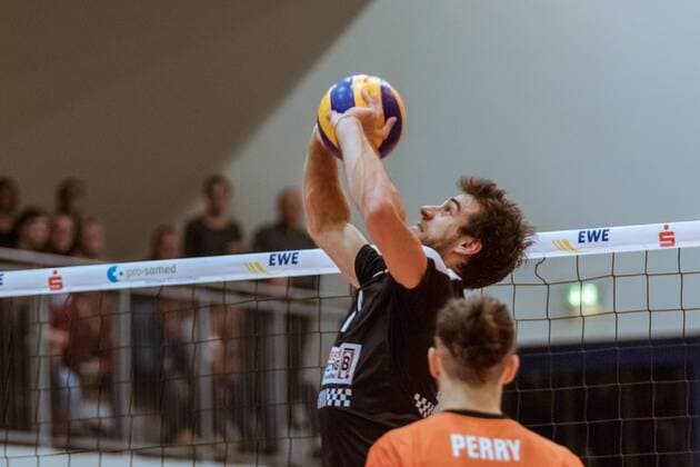 Zuspiel Pierre PUJOL 18 Berlin Recycling Volleys 09 12 2017 Netzhoppers SolWo Königspark KW Bestensee Berlin Recycling Volleys Volleyball Bundesliga League match Königs Wusterhausen Landkost Arena