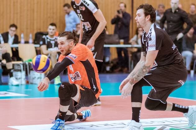 Assumption Luke PERRY 4 Berlin Recycling Volleys with Steven MARSHALL 2 Berlin Recycling Volleys 09 12 2017 Netzhoppers SolWo Königspark KW Bestensee Berlin Recycling Volleys Volleyball Bundesliga League match Königs Wusterhausen Landkost Arena