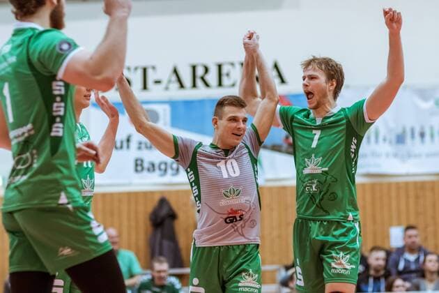 Jubilee Kamil RATAJCZAK 10 Netzhoppers Robin HAFEMANN 7 Netzhoppers 09 12 2017 Netzhoppers SolWo Königspark KW Bestensee Berlin Recycling Volleys Volleyball Bundesliga League match Königs Wusterhausen Landkost Arena