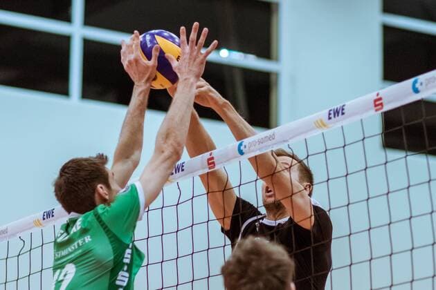 Attack Paul CARROLL 12 Berlin Recycling Volleys against Block Daniel HEINECKE 12 Netzhoppers 09 12 2017 Netzhoppers SolWo Königspark KW Bestensee Berlin Recycling Volleys Volleyball Bundesliga League match Königs Wusterhausen Landkost Arena