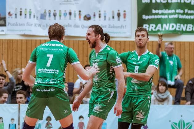 Cheers Robin HAFEMANN 7 Netzhoppers Nikola POLUGA 16 Netzhoppers Björn ANDRAE 8 Netzhoppers 09 12 2017 Netzhoppers SolWo Königspark KW Bestensee Berlin Recycling Volleys Volleyball Bundesliga League match Königs Wusterhausen Landkost Arena