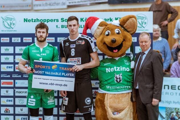 MVP election gold medal Graham VIGRASS 8 Berlin Recycling Volleys and silver medal Luke Thomas A HERR 1 Netzhoppers with mascots Netzino 09 12 2017 Netzhoppers SolWo Königspark KW Bestensee Berlin Recycling Volleys Volleyball Bundesliga League match Königs Wusterhausen Landkost Arena