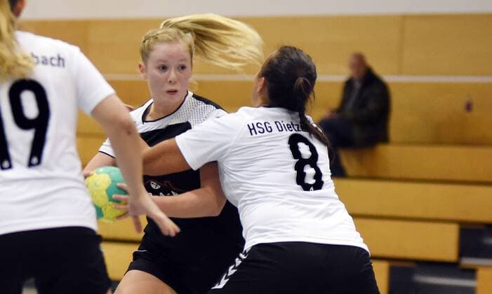 09 12 2017 xpsx Handball Women District Oberliga SG Bruchköbel II HSG Dietzenbach v Selina Körbl Bruchkoebel Anna Schmitz Dietzenbach Bruchköbel Hessen Germany