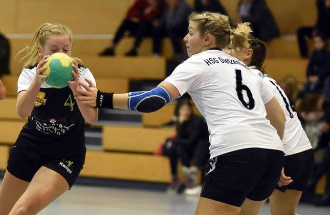 09 12 2017 xpsx Handball Women District Oberliga SG Bruchköbel II HSG Dietzenbach v Selina Körbl Bruchköbel Laura Spinola Dietzenbach Bruchköbel Hessen Germany