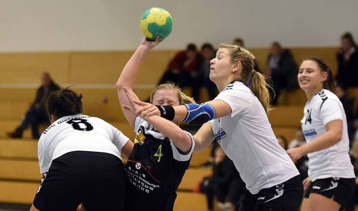 09 12 2017 xpsx Handball Women District Oberliga SG Bruchköbel II HSG Dietzenbach v Anna Schmitz Dietzenbach Selina Körbl Bruchköbel Laura Spinola Dietzenbach Bruchköbel Hessen Germany