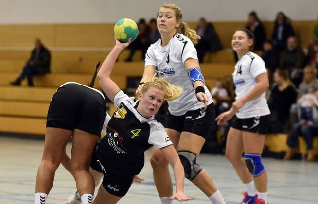 09 12 2017 xpsx Handball Women District Oberliga SG Bruchköbel II HSG Dietzenbach v Anna Schmitz Dietzenbach Selina Körbl Bruchköbel Laura Spinola Dietzenbach Bruchköbel Hessen Germany