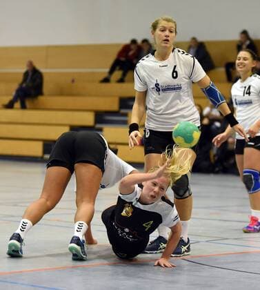 09 12 2017 xpsx Handball Women District Oberliga SG Bruchköbel II HSG Dietzenbach v Anna Schmitz Dietzenbach Selina Körbl Bruchköbel Laura Spinola Dietzenbach Bruchköbel Hessen Germany