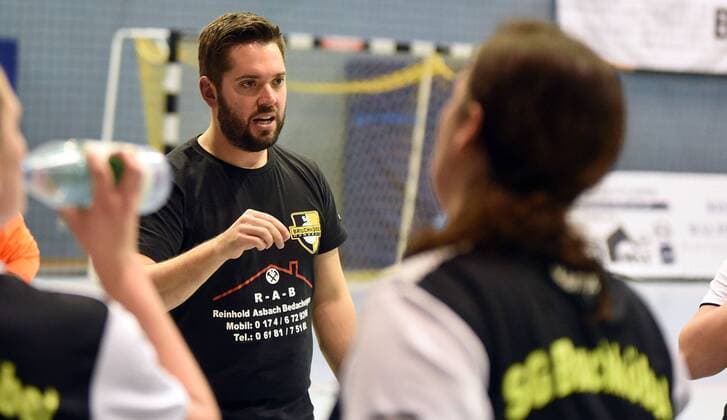 09 12 2017 xpsx Handball Women District Oberliga SG Bruchköbel II HSG Dietzenbach v l Coach Benjamin Gast Bruchköbel Bruchköbel Hessen Germany