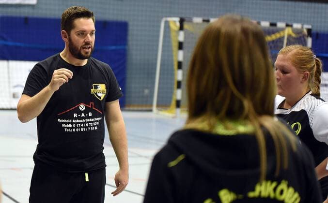 09 12 2017 xpsx Handball Women District Oberliga SG Bruchköbel II HSG Dietzenbach v l Coach Benjamin Gast Bruchköbel Bruchköbel Hessen Germany