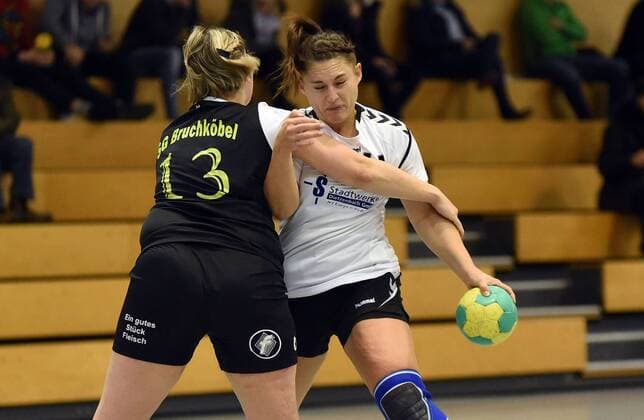 09 12 2017 xpsx Handball Women District Oberliga SG Bruchköbel II HSG Dietzenbach v Franziska Rietzel Bruchköbel Carolin Rotter Dietzenbach Bruchköbel Hessen Germany