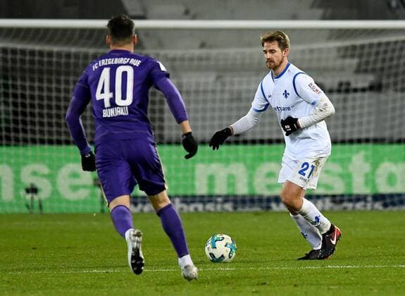 08 12 2017 xfux Football 2 Bundesliga FC Erzgebirge Aue SV Darmstadt 98 emspor emonline v Albert Bunjaku Erzgebirge Aue Immanuel Hoehn SV Darmstadt 98 Aue