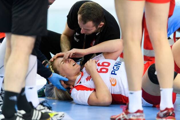 Handball, WM Damen, Polen - Angola 2017.12.10 Lipsk Pilka Reczna Mistrzostwa Swiata Niemcy 2017 Puchar Prezydenta Polska - Angola N z Joanna Szarawaga kontuzja Foto Pawel Andrachiewicz PressFocus 2017.12.10 Lipsk Handball 23rd Women s World Championship WM Weltmeisterschaft 2017 President s Cup Poland - Angola Joanna Szarawaga kontuzja Credit: Pawel Andrachiewicz PressFocus NEWSPIX.PL --- Newspix.pl FRANCE OUT!  20171210_PF_PA509