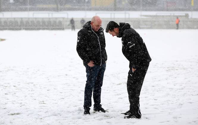10 12 2017 xcex Frankfurt am Main Stadium at Brentanobad Allianz Women Bundesliga Season 2016 2017 1 FFC Frankfurt vs SGS Essen Heavy snowfall Will there be a game cancellation Manager Siegfried Dietrich 1 FFC Frankfurt and co-coach Kai Rennich on the snow-covered course
