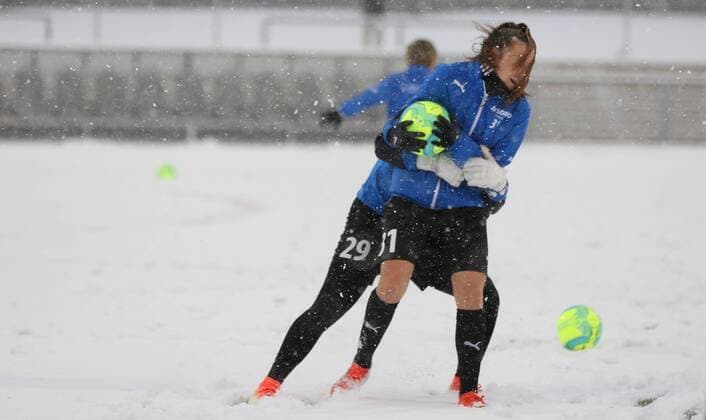 10 12 2017 xcex Germany Frankfurt Football Womens Football Alliance Women Bundesliga Season 2017 2018 1 FFC Frankfurt vs. SGS Essen heavy snowfall Game dismissals have fun in the snow the frankfurters Tanja Pawollek and Bryane Heaberlin