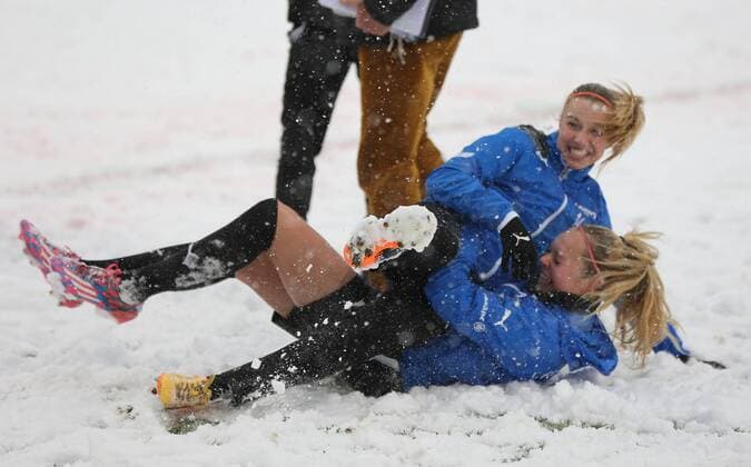 10 12 2017 xcex Germany Frankfurt Football Womens Football Alliance Women Bundesliga Season 2017 2018 1 FFC Frankfurt vs. SGS Essen heavy snowfall Game cancellation have fun in the snow the frankfurters Jackie Groenen and Janina Hechler