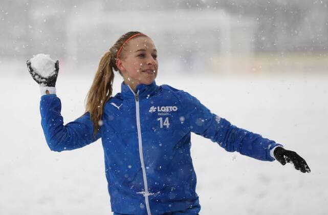10 12 2017 xcex Germany Frankfurt Football Womens Football Alliance Women Bundesliga Season 2017 2018 1 FFC Frankfurt vs. SGS Essen Heavy snowfall Game cancellation Jackie Groenen Frankfurt with a snowball in his hand Snowball fight
