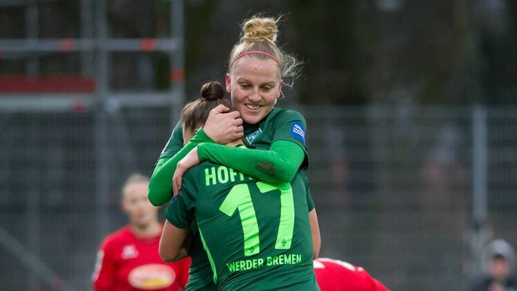 goalkeeper Giovanna Hoffmann SV Werder Bremen 17 and Lina Hausicke SV Werder Bremen 18 goal scorer Jubel Freude über die Goal to the 1 0 Soccer Alliance Women Bundesliga SV Werder Bremen 1 FC Köln xobx