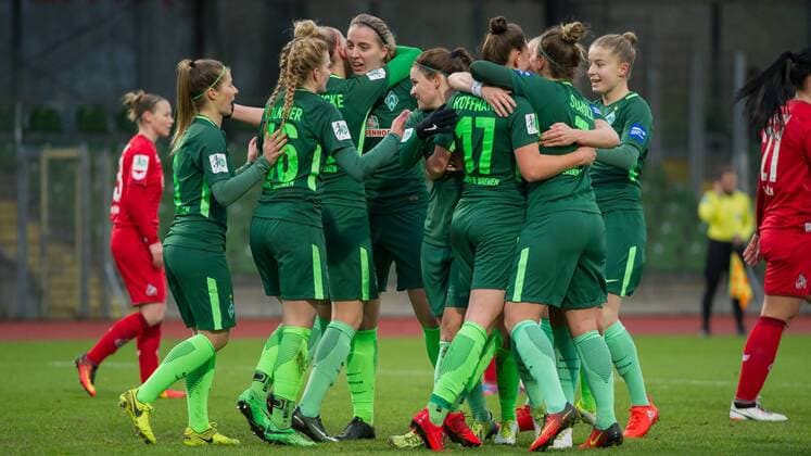 The players of the SV Werder Bremen with goal celebrations Jubel Freude über den Tor zum 1 0 Soccer Allianz Women Bundesliga SV Werder Bremen 1 FC Köln xobx
