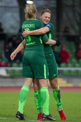 SV Lieutenant Katharina Schiechtl SV Werder Bremen 9 and Goalkeeper Giovanna Hoffmann SV Werder Bremen 17 with goal-joy Jubel Freude über die Goal to the 1 0 Soccer Alliance Women Bundesliga SV Werder Bremen 1 FC Köln xobx