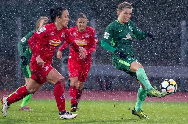 v left Peggy Nietgen 1 FC Köln 21 in duel with Janine Angrick SV Werder Bremen 8 Soccer Allianz Women Bundesliga SV Werder Bremen 1 FC Köln xobx