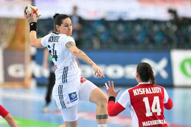 Handball, WM, Damen, Ungarn - Frankreich 2017.12.10 Lipsk Pilka Reczna Mistrzostwa Swiata Niemcy 2017 Wegry - Francja N z Alexandra Lacrabere Foto Pawel Andrachiewicz PressFocus 2017.12.10 Lipsk Handball 23rd Women s World Championship WM Weltmeisterschaft 2017 Hungary - France Alexandra Lacrabere Credit: Pawel Andrachiewicz PressFocus NEWSPIX.PL --- Newspix.pl FRANCE OUT!  20171210_PF_PA779