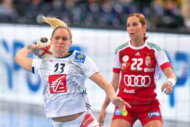 Handball, WM, Damen, Ungarn - Frankreich 2017.12.10 Lipsk Pilka Reczna Mistrzostwa Swiata Niemcy 2017 Wegry - Francja N z Manon Houette Foto Pawel Andrachiewicz PressFocus 2017.12.10 Lipsk Handball 23rd Women s World Championship WM Weltmeisterschaft 2017 Hungary - France Manon Houette Credit: Pawel Andrachiewicz PressFocus NEWSPIX.PL --- Newspix.pl FRANCE OUT!  20171210_PF_PA781