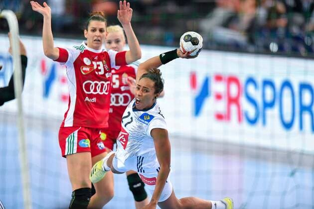 Handball, WM, Damen, Ungarn - Frankreich 2017.12.10 Lipsk Pilka Reczna Mistrzostwa Swiata Niemcy 2017 Wegry - Francja N z Estelle Nze Minko Foto Pawel Andrachiewicz PressFocus 2017.12.10 Lipsk Handball 23rd Women s World Championship WM Weltmeisterschaft 2017 Hungary - France Estelle Nze Minko Credit: Pawel Andrachiewicz PressFocus NEWSPIX.PL --- Newspix.pl FRANCE OUT!  20171210_PF_PA793