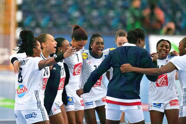 Bilder des Tages - SPORT Handball, WM, Damen, Ungarn - Frankreich 2017.12.10 Lipsk Pilka Reczna Mistrzostwa Swiata Niemcy 2017 Wegry - Francja N z radosc po wygranej Foto Pawel Andrachiewicz PressFocus 2017.12.10 Lipsk Handball 23rd Women s World Championship WM Weltmeisterschaft 2017 Hungary - France radosc po wygranej Credit: Pawel Andrachiewicz PressFocus NEWSPIX.PL --- Newspix.pl FRANCE OUT!  20171210_PF_PA827