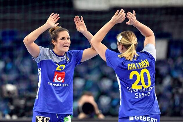171210 Swedens Sabina Jacobsen and Isabelle Gullden celebrate the finals finals between Sweden and Slovenia during the World Cup World Cup on December 10, 2017 in Leipzig  Copyright: CARLxSANDIN BB171210CS058