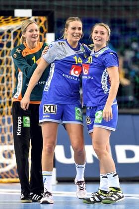 171210 Swedens malady Johanna Bundsen Johanna Westberg and Isabelle Gullden celebrate the finals finals between Sweden and Slovenia during the World Cup World Cup on December 10, 2017 in Leipzig  Copyright: CARLxSANDIN BB171210CS063