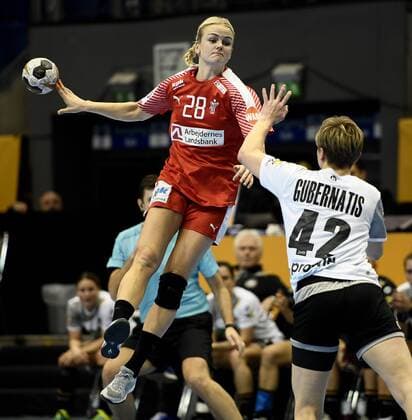 Handball, WM, Damen, Deutschland - Dänemark Stine Jorgensen svaever. Danmark modte vaertslandet Tyskland i 1 8-finalen ved VM i handbold for kvinder, sondag aften. Kampen blev spillet i Magdeburg. Polfoto_73275323  Copyright: POULSENxLARS
