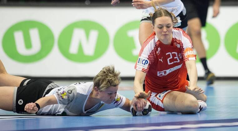 vl Friederike Gubernatis 42 GER Kristina Jorgensen 23 DEN Round of 16 Germany Denmark in Magdeburg on 10 12 2017 Handball 23 Women Handball World Cup in Germany 2017